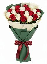 Букет Микс из красных и белых роз в Новом Удмуртской республики