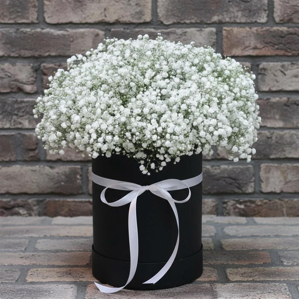 Цветочная композиция из Гипсофила в шляпной коробке в Новом Удмуртской республики