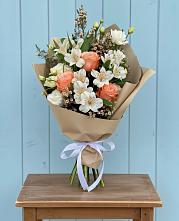 Букет цветов из:  Альстромерии, Лизиантусы, Розы и Хризантемы в Новом Удмуртской республики