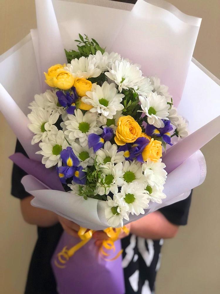Букет цветов из: Ирисы, Хризантемы и Розы в Новом Удмуртской республики