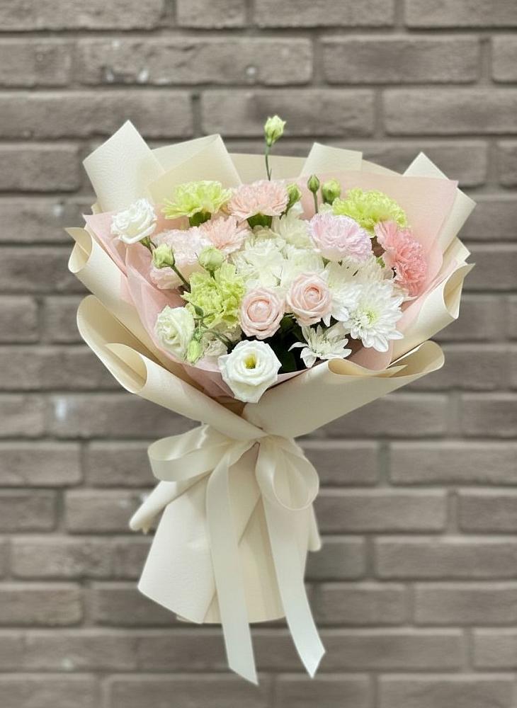 Букет цветов из: Гвоздики, Розы, Лизиантусы и Хризантемы в Новом Удмуртской республики