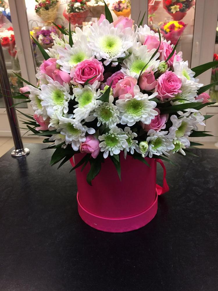 Цветочная композиция из Розы и Хризантемы в шляпной коробке в Новом Удмуртской республики